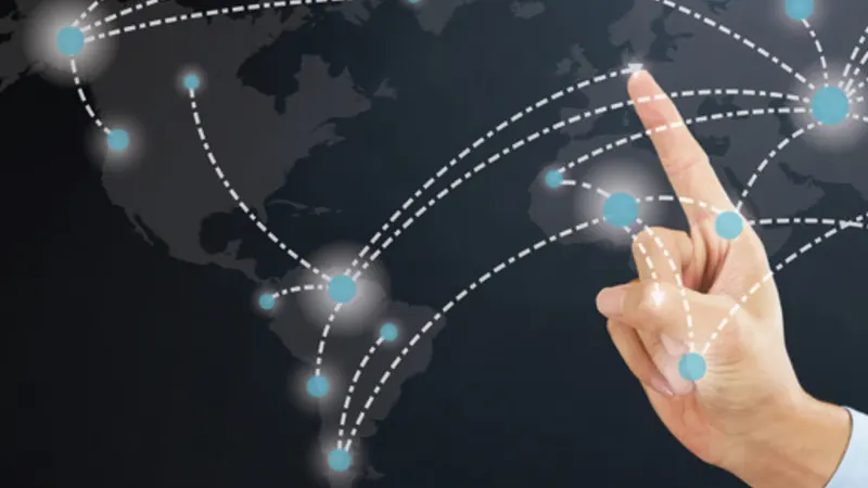 Mano conectando puntos de una red global, concepto de AI Optimization