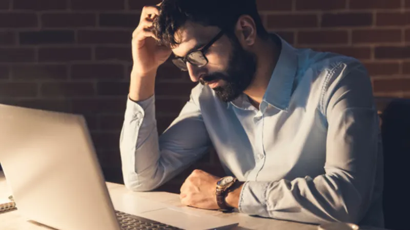 Consultor SEO analizando la estrategia de una empresa frente a su notebook