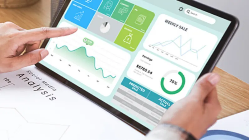 Tablet con un panel de ventas de una tienda online optimizada para SEO